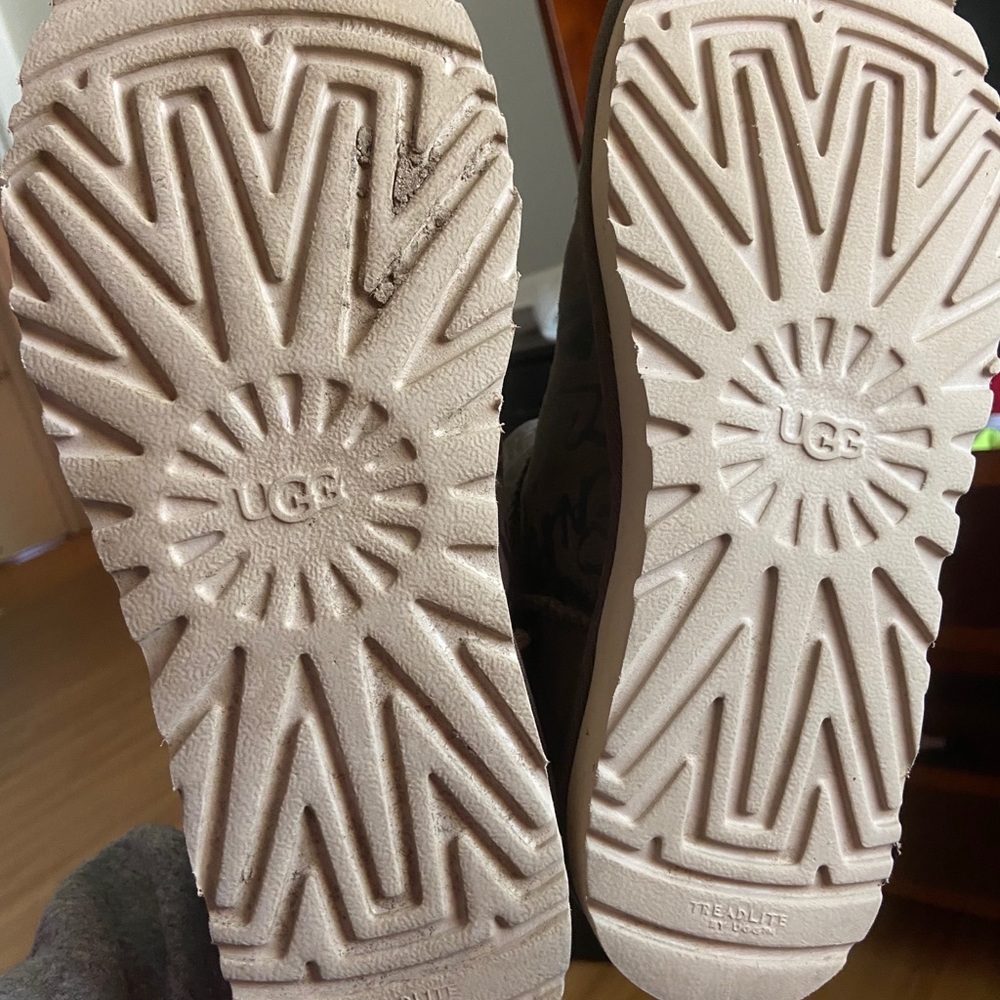 UGGS - Picture 5 of 6